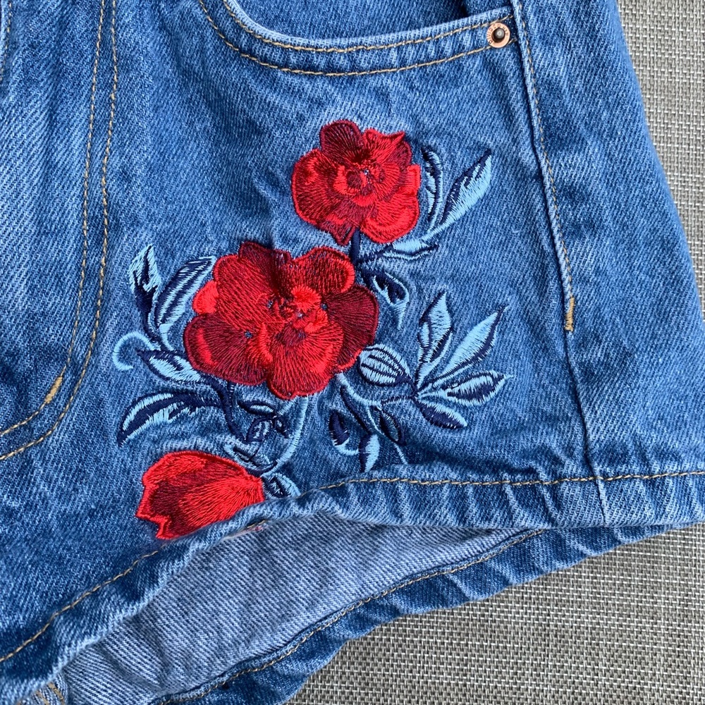 SOLD 🌹 h&m Coachella floral jean shorts - Picture 4 of 6